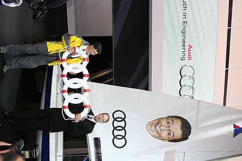 Audi - Responsabile Audi e il comico Stephen Colbert con il trofeo simbolico dei quattro anelli